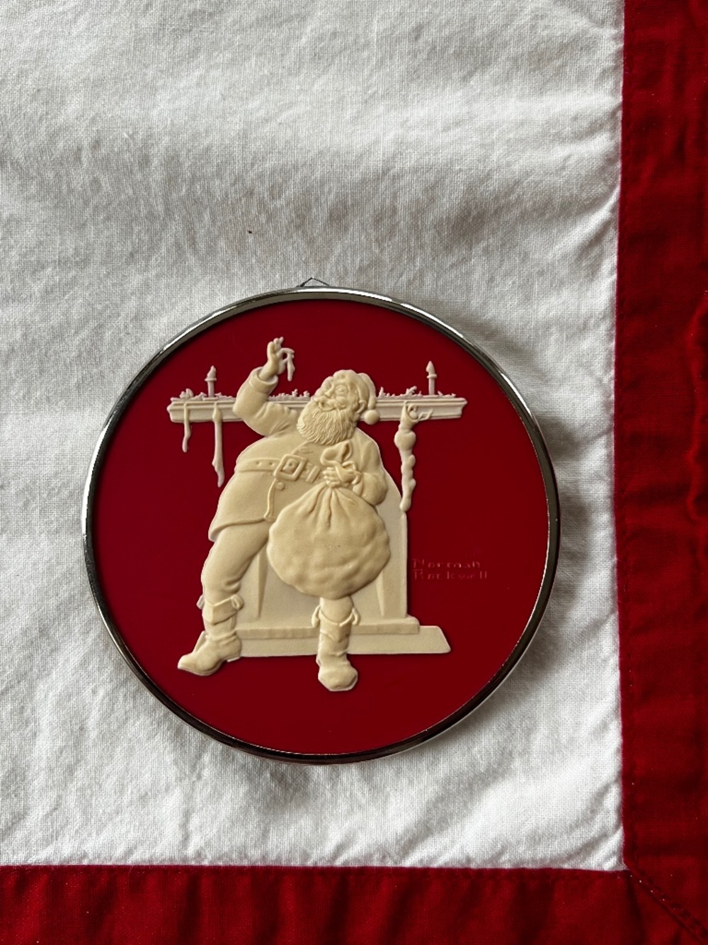 1982 Hallmark Cameo Keepsake Ornament, NORMAN ROCKWELL. 3rd in Series